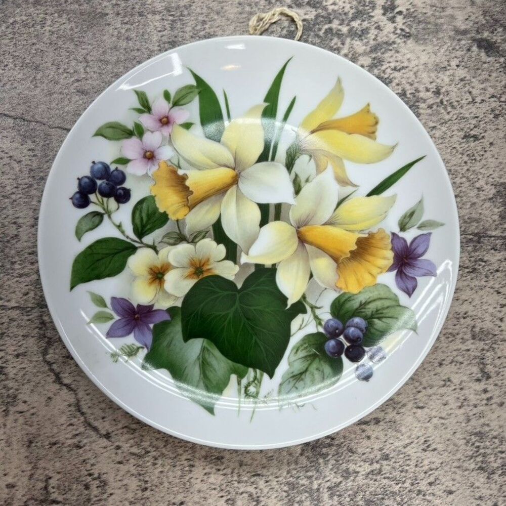 Kaiser Porcelain Collector Plate White Floral Daffodils & Spring Bloom 8"